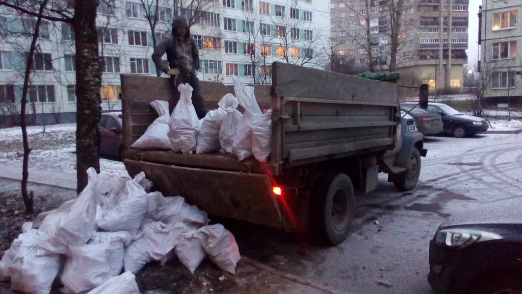Вывоз мусора в мешках в Белебее в октябре