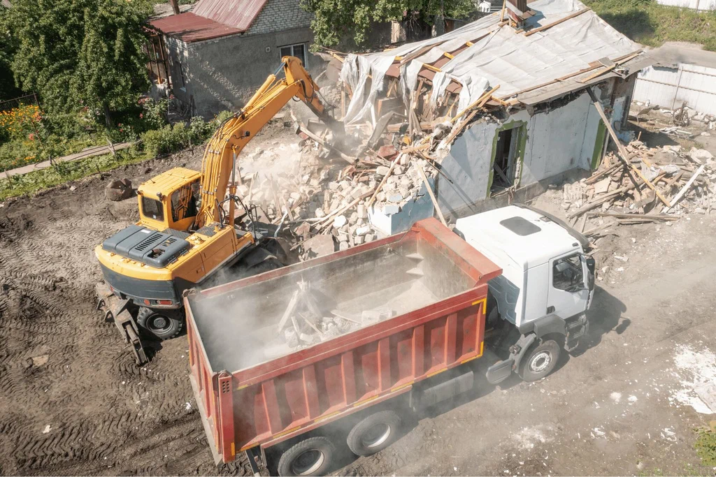 Вывоз мусора после сноса зданий с выездом в Белебее в октябре