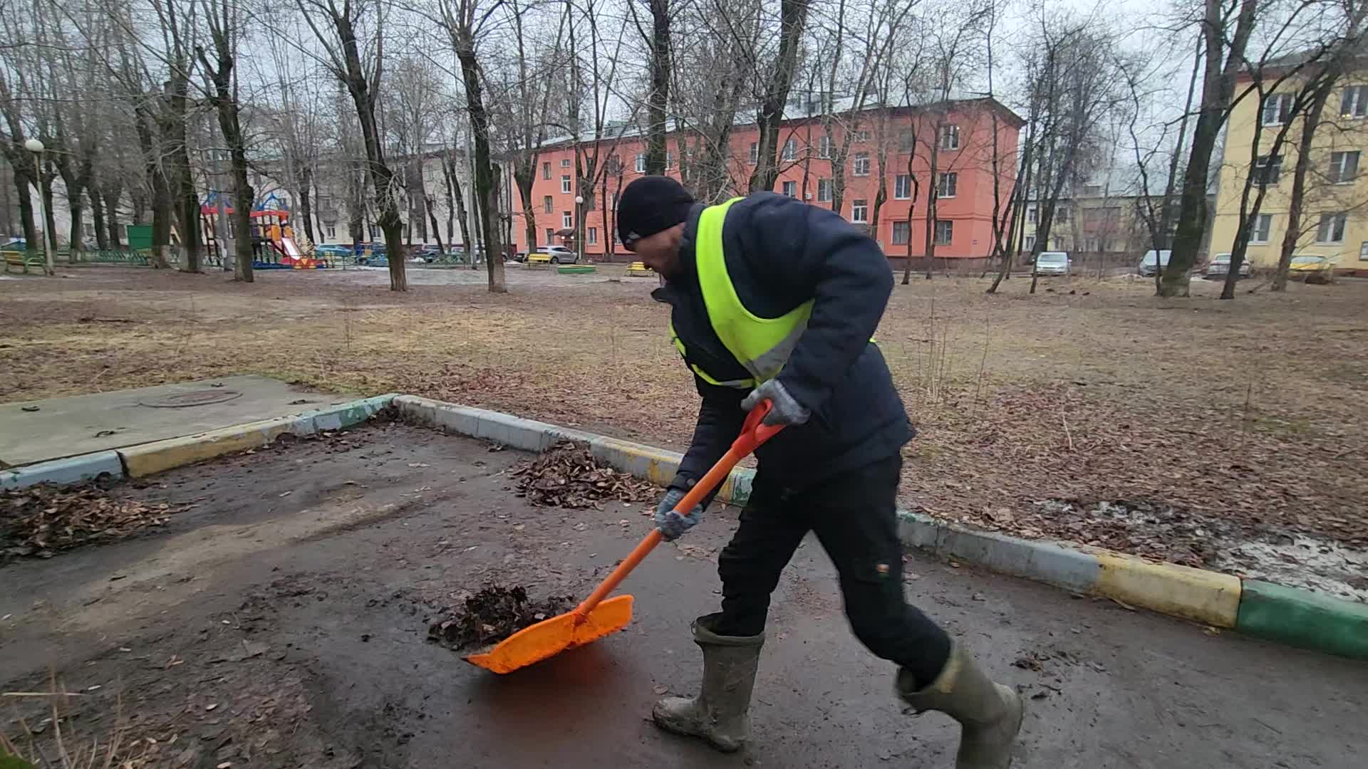 Уборка территорий в Белебее в октябре