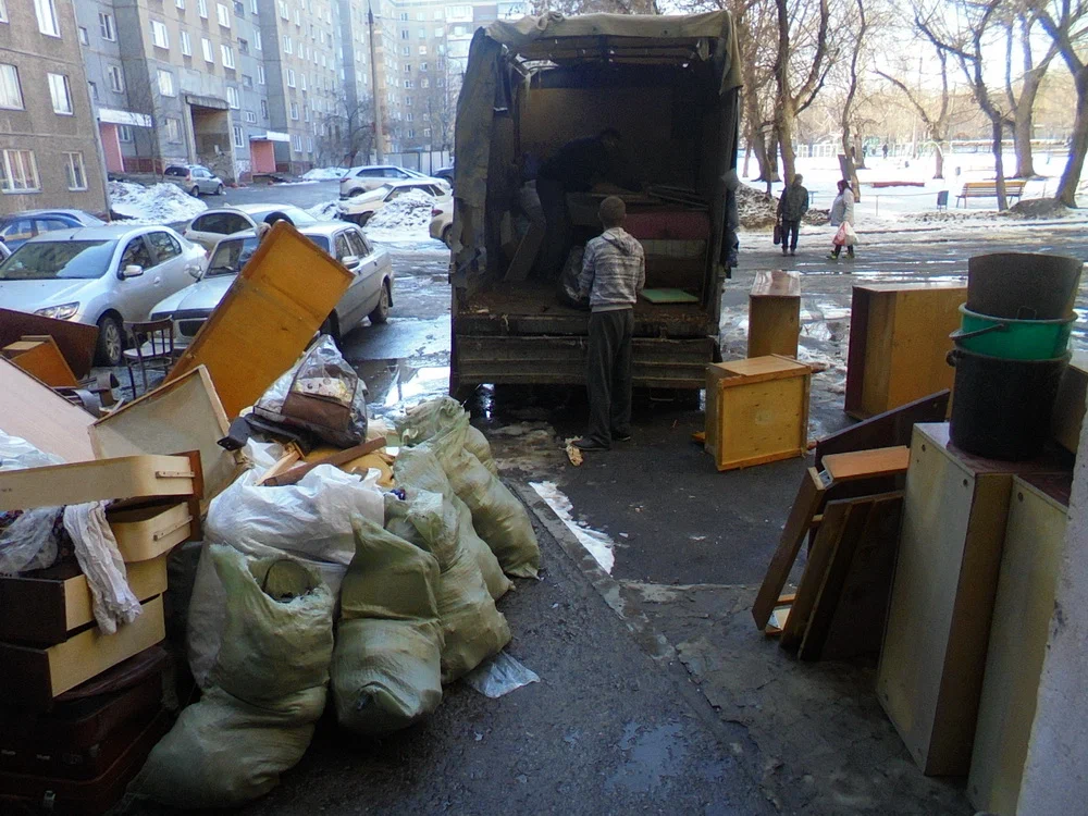 Вывоз мусора из подвала с утилизацией в Белебее в октябре
