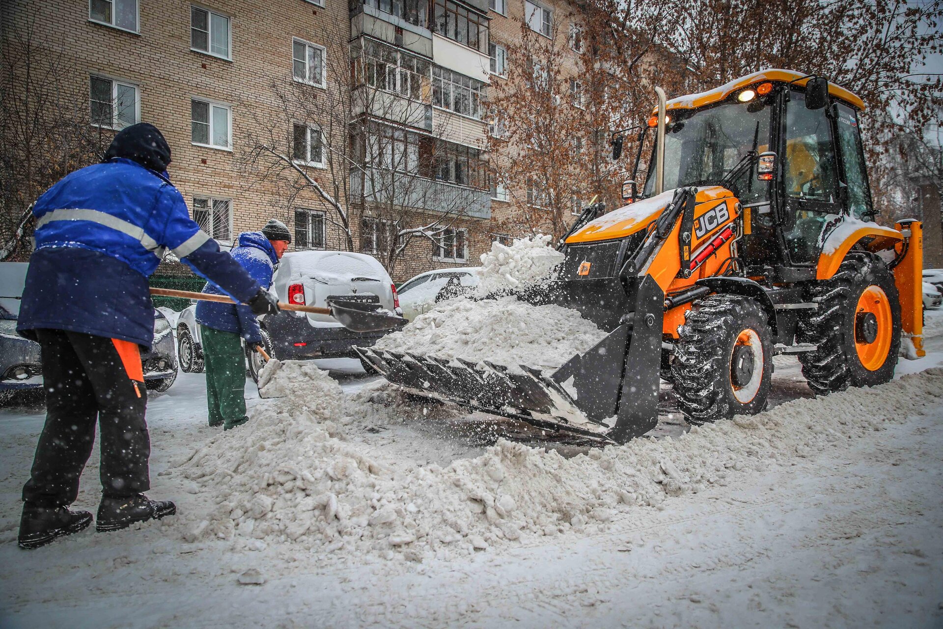 Очистка дворов от снега и наледи в Белебее — уборка снега, трактор и ручная, цены от 510 руб. | ПроМусор
